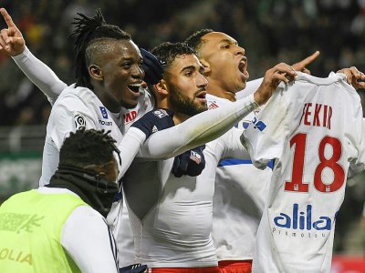 Le capitaine de Lyon Nabil Fekir brandit son maillot devant les supporters stéphanois après un but, lors du derby le 5 novembre 2017 à Geoffroy-Guichard - PHILIPPE DESMAZES [AFP]