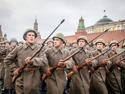 Des soldats russes répètent une parade pour le 100e anniversaire de la Révolution bolchévique, le 5 novembre 2017 sur la place Rouge à Moscou - Mladen ANTONOV [AFP]
