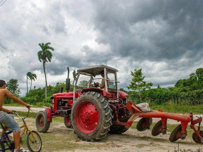 Un tracteur de fabrication soviétique dans la banlieue de la Havane, le 16 octobre 2017 - Yamil LAGE [AFP]
