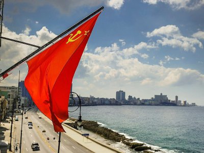 Un drapeau soviétique flotte au-dessus de l'entrée au restaurant rétro-soviétique Nazdarovié à La Havane, le 16 octobre 2017 - Yamil LAGE [AFP]