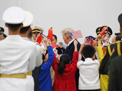 Le président américain Donald Trump (c) à son arrivée à l'aéroport de Pékin, le 8 novembre 2017 - Jim WATSON [AFP]