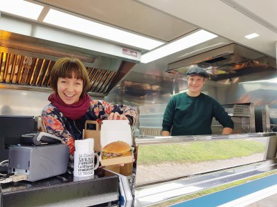 Après avoir ouvert deux restaurants et un bar, l'équipe de l'Atelier du Burger se lance dans une nouvelle aventure : le food truck. - Marie-Charlotte Nouvellon