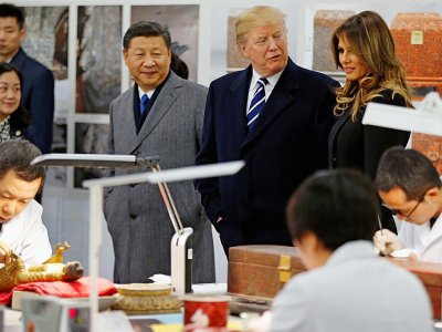 Le président américain Donald Trump et son épouse Melania avec le président chinois Xi Jinping à Pékin le 8 novembre 2017 - Andy Wong [POOL/AFP]