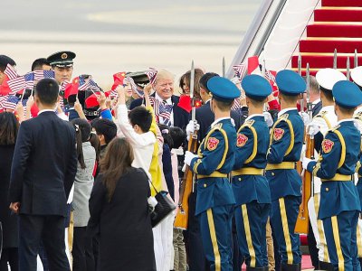 Le président américain Donald Trump (c) et son épouse Melania à leur arrivée à l'aéroport de Pékin, le 8 novembre 2017 - Lintao Zhang [POOL/AFP]