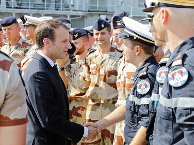 Le président français Emmanuel Macron rend visite aux troupes françaiseq sur une base navale à Abou Dhabi, le 9 novembre 2017 - ludovic MARIN [AFP]