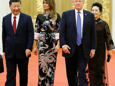 Donald Trump, son épouse  Melania Trump, en compagnie de Xi Jinping et de son épouse Peng Liyuan arrivent au dîner d'Etat servi au Palais du Peuple à Pékin, le 9 novembre 2017 - THOMAS PETER [POOL/AFP]