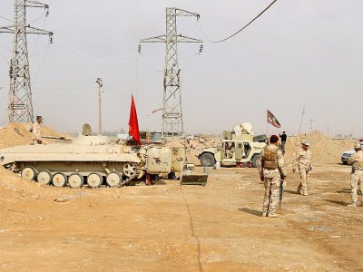 Des forces irakiennes se tiennent près du poste Al-Qaïm à la frontière avec la Syrie le le 8 novembre 2017 - Suleiman al-ANBARI [AFP]