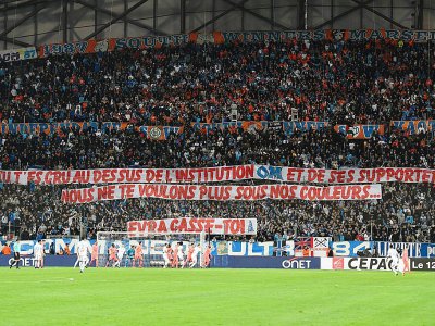 Les banderoles hostiles à Patrice Evra déployées dans le Vélodrome le 5 novembre 2017 - BORIS HORVAT [AFP/Archives]