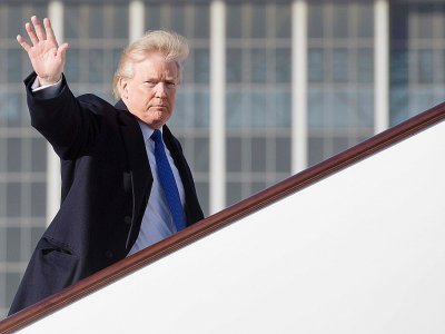 Donald Trump monte à bord d'Air Force One pour rejoindre le Vietnam, le 10 novembre 2017 à Pékin - JIM WATSON [AFP]