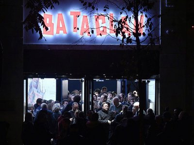Des personnes font la queue pour assister au concert de Sting au Bataclan, le 12 novembre 2016 à Paris - PHILIPPE LOPEZ [AFP/Archives]