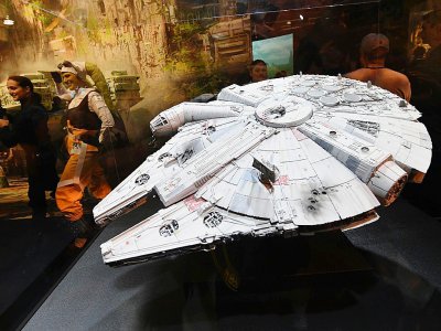 Une maquette du vaisseau "Millennium Falcon", l'un des héros de la saga "Star Wars", lors d'une convention à Anaheim, en Californie, le 15 juillet 2017. - Mark RALSTON [AFP/Archives]