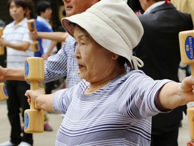 Les pays où l'on vit le plus vieux sont le Japon (83,9 ans), l'Espagne et la Suisse (83) - YOSHIKAZU TSUNO [AFP/Archives]
