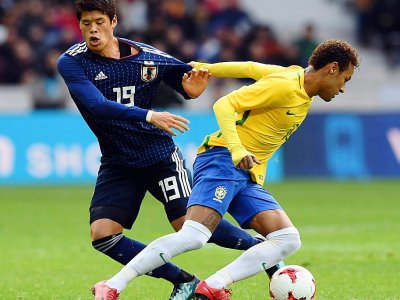 Le défenseur Japonais Sakai Hiroki (g) à la lutte avec le Brésilein Neymar en amical au stade Pierre-Mauroy, le 10 novembre 2017 à Villeneuve-d'Ascq - DENIS CHARLET [AFP]