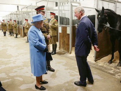 La reine d'Angleterre Elizabeth II et son fils le Prince Charles lors d'une visite aux écuries royales à Londres, le 24 octobre 2017 - Yui Mok [POOL/AFP]