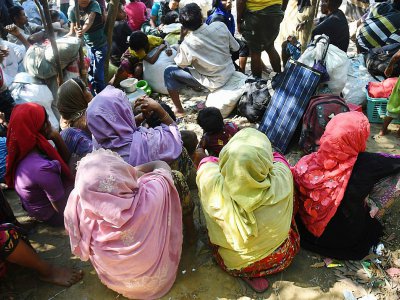 Des réfugiés musulmans rohingyas attendent d'être installés dans le camp de  Thankhali au Bangladesh, le 10 novembre 2017 - Dibyangshu SARKAR [AFP]