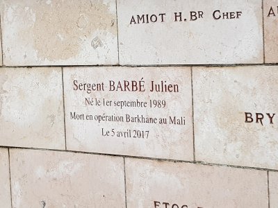 Le nom de Julien Barbé, désormais gravé dans la pierre du monument aux morts d'Alençon. - Eric Mas