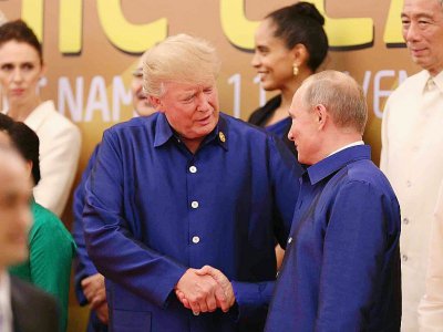 Les présidents américain Donald Trump (G) et son homologue russe Vladimir Poutine(D)se serrent la main en marge du sommet Asie-Pacifique au VIetnam, le 10 novembre 2017. - [AFP]