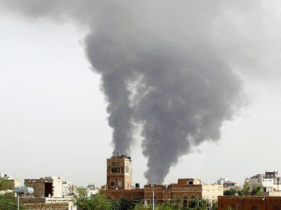 Photo prise après un bombardement de la coalition emmenée par l'Arabie saoudite contre un aéroport militaire, le 7 juillet 2015 dans la capitale yéménite Sanaa - MOHAMMED HUWAIS [AFP/Archives]