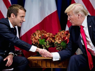 Emmanuel Macron serrant la main de Donald Trump, lors d'une rencontre aux Nations unies, le 18 septembre 2017, à New-York - Brendan Smialowski [AFP/Archives]