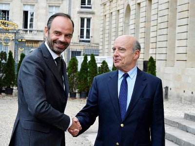 Le Premier ministre Edouard Philippe (G) serre la main de l'ancien Premier ministre Alain Juppé, à Bordeaux, le 20 octobre 2017 - GEORGES GOBET [AFP/Archives]