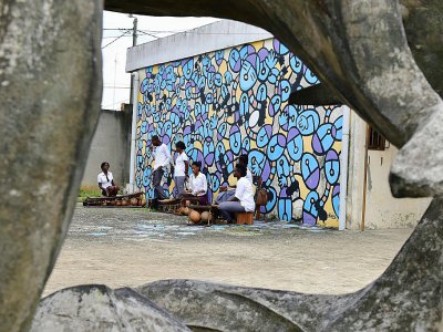 Des étudiants dans la cour de l'Insaac, célèbre école ivoirienne qui a formé de nombreux artistes africains de renom, le 1er juin 2017 à Abidjan - ISSOUF SANOGO [AFP]