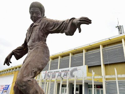 Une sculpture de l'artiste ivoirien Ernesto Djedje devant l'Institut national supérieur des arts et de l'action culturelle (Insaac) à Abidjan, le 1er juin 2017 - ISSOUF SANOGO [AFP]