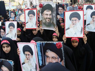 Des enfants de membres du Hezbollah brandissent des portraits du leader du mouvement chiite libanais Hassan Nasrallah et du guide suprême iranien, l'ayatollah Ali Khamenei, lors d'une procession après la cérémonie de l'Achoura à Nabatiyeh, dans le su - Mahmoud ZAYYAT [AFP]