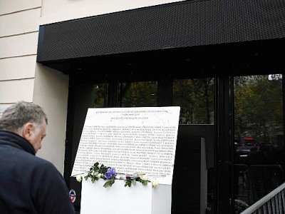 L'entrée du Bataclan où est installée une plaque à la mémoire des victimes des attentats du 13 novembre 2015 à Paris, le 13 novembre 2017 - STEPHANE DE SAKUTIN [AFP]