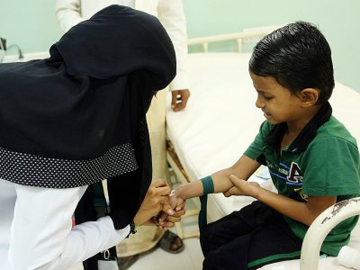 Un enfant yéménite pouvant être atteint du choléra  est examiné à l'hôpital de Hodeidah, le 5 novembre 2017 - ABDO HYDER [AFP]