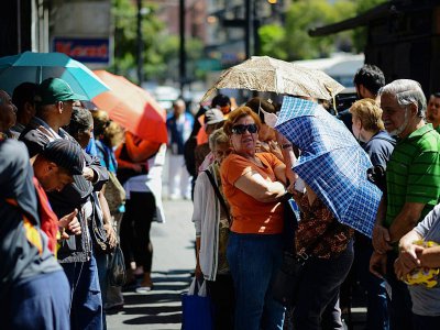 Des personnes font la queue à l'entrée d'un supermarché à Caracas, le 10 novembre 2017 - FEDERICO PARRA [AFP]