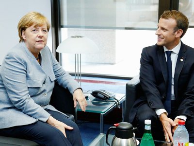 La chancelière allemande Angela Merkel et le président français Emmanuel Macron (D) lors d'un sommet à Bruxelles le 19 octobre 2017 - FRANCOIS LENOIR [POOL/AFP/Archives]