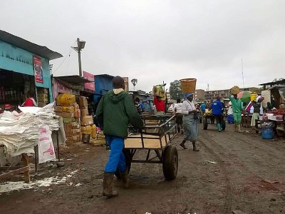 Des passants marchent dans un marché de Harare, le 15 novembre 2017 - Jekesai NJIKIZANA [AFP]