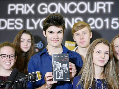 La présidente du Prix Goncourt des Lycéens Corto Courtois présente le roman primé en 2015, "D'apres une histoire vraie" by French Delphine de Vigan, à Rennes, le 1er décembre 2015 - DAMIEN MEYER [AFP/Archives]