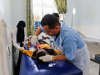 Un jeune Yéménite est traité pour des blessures après un raid aérien attribué à la coalition emmenée par l'Arabie saoudite, le 14 novembre 2017 à Taez (sud du Yémen) - Ahmad AL-BASHA [AFP]