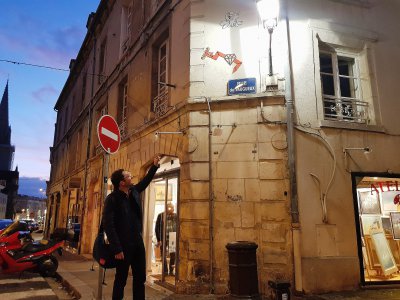 Florent Dufour, guide de l'office de tourisme de Caen propose la visite du centre-ville à travers l'art urbain. - Margaux Rousset
