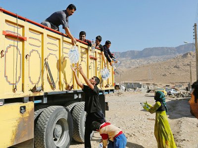 Photo prise le 15 novembre 2017 montrant des Iraniens recevant de l'aide humanitaire dans le village de Kouik (nord-ouest) après le séisme du 12 novembre - ATTA KENARE [AFP]