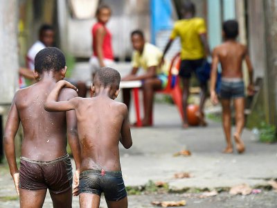 Des enfants marchent dans la rue à Pital de la Costa, le 31 octobre 2017 - Raul Arboleda [AFP]