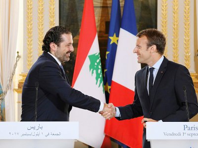 Poignée de main entre le président français Emmanuel Macron (D) et le Premier ministre démissionnaire libanais Saad Hariri (G), le 1er septembre à Paris - ludovic MARIN [AFP/Archives]