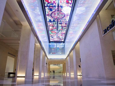 Un écran au plafond du Musée de la Bible à Washington, dédié à explorer l'histoire de la Bible et son impact, le 14 novembre 2017 - SAUL LOEB [AFP]