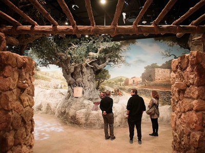 Des visiteurs du Musée de la Bible à Washington visitent la partie "Le monde de Jésus de Nazareth" le 14 novembre 2017 - SAUL LOEB [AFP]