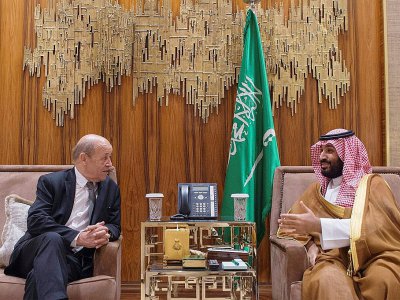 Une photo obtenue du palais royal montre le prince héritier saoudien Mohammed ben Salmane (D) recevant le ministre français des Affaires étrangères Jean-Yves Le Drian à Ryad le 15 novembre 2017 - BANDAR AL-JALOUD [Saudi Royal Palace/AFP]