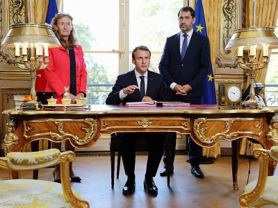 Christophe Castaner,au côté d'Emmanuel Macron et de Nicole Belloubet, lors de la promulgation des projets de loi pour la confiance dans la vie politique, à Paris, le 15 septembre 2017 - LUDOVIC MARIN [AFP/Archives]