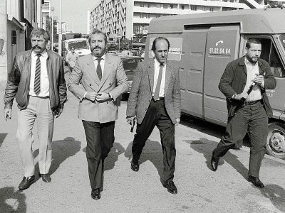 Le juge antimafia italien Giovanni Falcone (2e G) ici entouré de gardes du corps armés, le 21 octobre 1986 à Marseille, sera assassiné en 1992 en Sicile - GERARD FOUET [AFP/Archives]