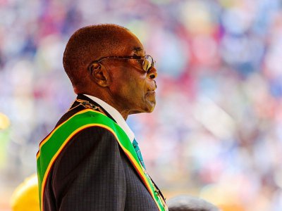 Le président zimbabwéen Robert Mugabe, à Harare, le 18 avril 2017 - Jekesai NJIKIZANA [AFP/Archives]
