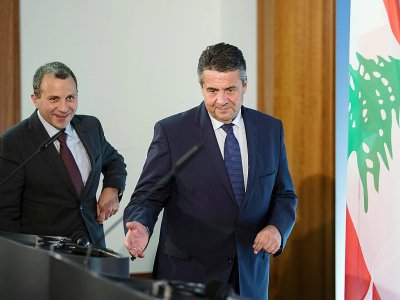 Le ministre allemand des Affaiers étrangères Sigmar Gabriel (D) et son homologue libanais Gebrane Bassil arrivent à une conférence de presse conjointe à Berlin, le 16 novembre 2017 - Soeren Stache [dpa/AFP]