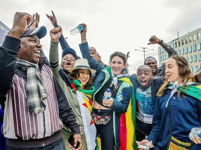 De nombreux blancs ont exceptionnellement pris part aux manifestations le 18 novembre 2017 à Harare pour demander le départ du président Robert Mugabe - Jekesai NJIKIZANA [AFP]