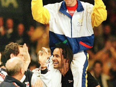 Honneur au vaincu: Yannick Noah porte Stefan Edberg sur ses épaules, le 1er décembre 1991 à Malmö après le dernier match de la carrière du Suédois, une défaite en finale de la Coupe Davis - JEAN-LOUP GAUTREAU [AFP/Archives]