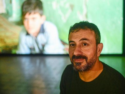 Erkan Özgen, un artiste kurde qui a récemmenet ouvert une nouvelle galerie d'art contemporain à Diyarbakir, pose à Istanbul, le 22 octobre 2017 - OZAN KOSE [AFP]