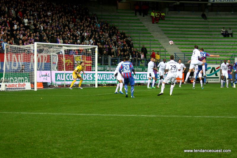 Grégory Leca saute plus haute que tout le monde pour ouvrir le score. Caen-Dijon (3-0), dimanche 6 novembre, 13e journée de Ligue 1. - Maxence Gorréguès. Tendance Ouest