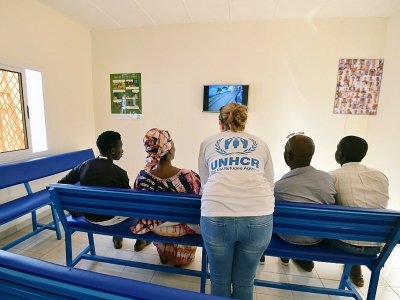 Une employée du HCR s'adresse aux réfugiés évacués de Libye, dans les locaux du HCR à Niamey, le 17 novembre  2017 - Sia KAMBOU [AFP]